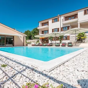  Apartment E&t With A Beautiful Pool Kroatien